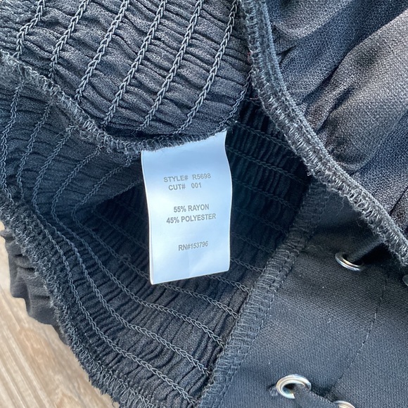 Black top ruffled sleeve - Picture 5 of 5